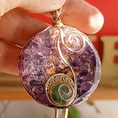 תיליון  אורגונייט אנרגטי עם קריסטל אמטיסט מעוצב עם נחושת