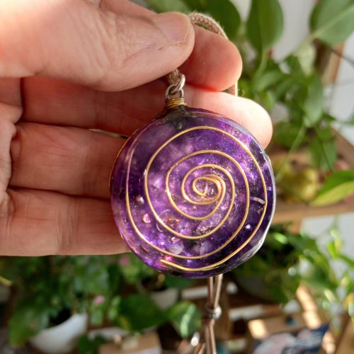 תיליון אורגונייט אנרגטי מעוצב עם נחושת וקריסטל אמטיסיט